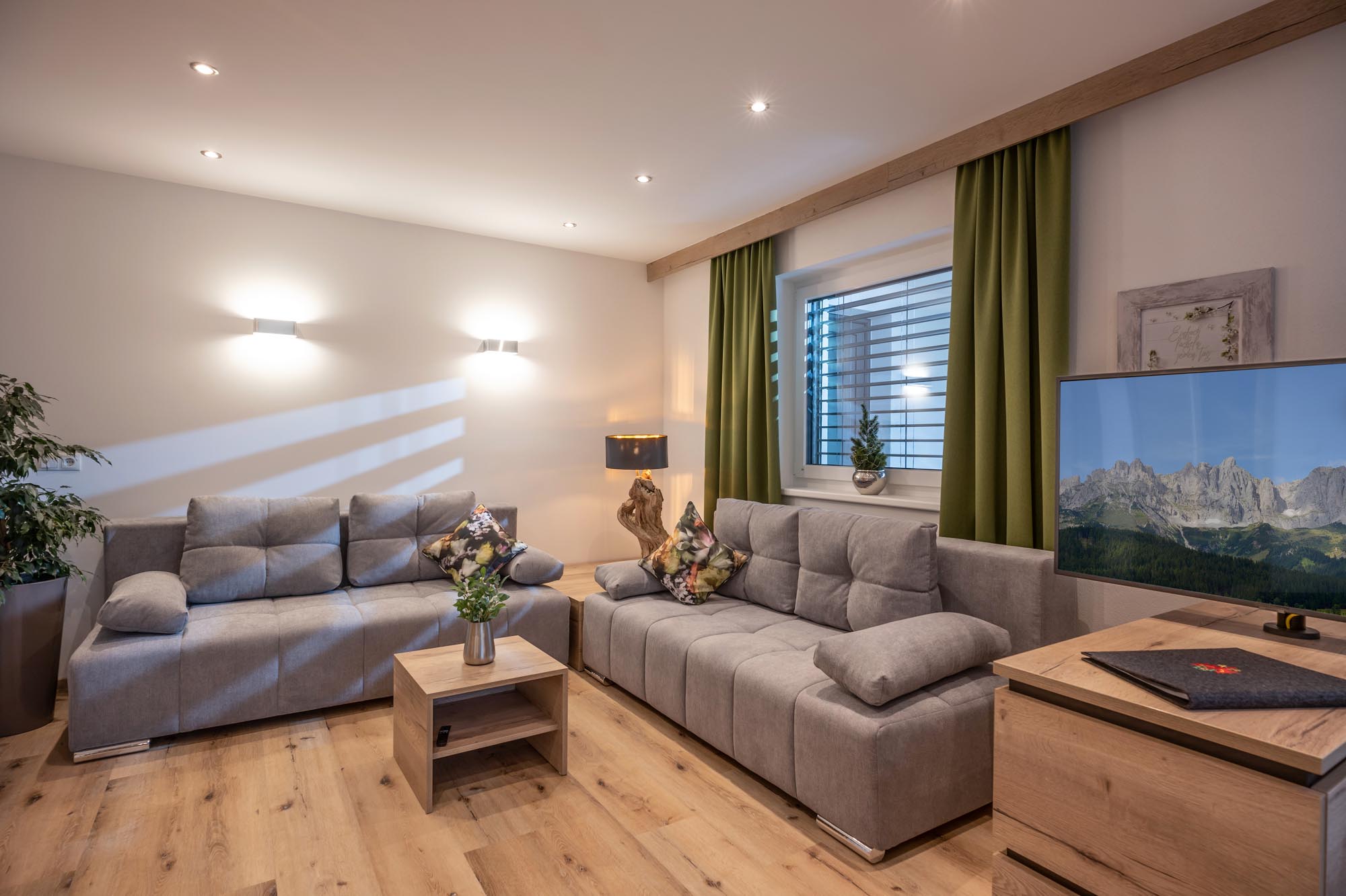 Wohnraum mit TV Gartensuite Apartement in Söll
