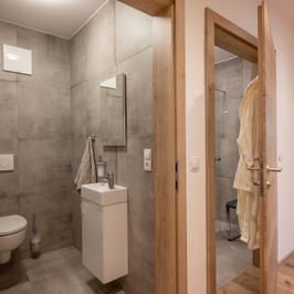 Badezimmer mit getrennten WC Garden Suite in Söll