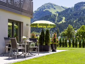 APART deluxe Garten-Suite Terrasse mit Blick auf die Hohe Salve