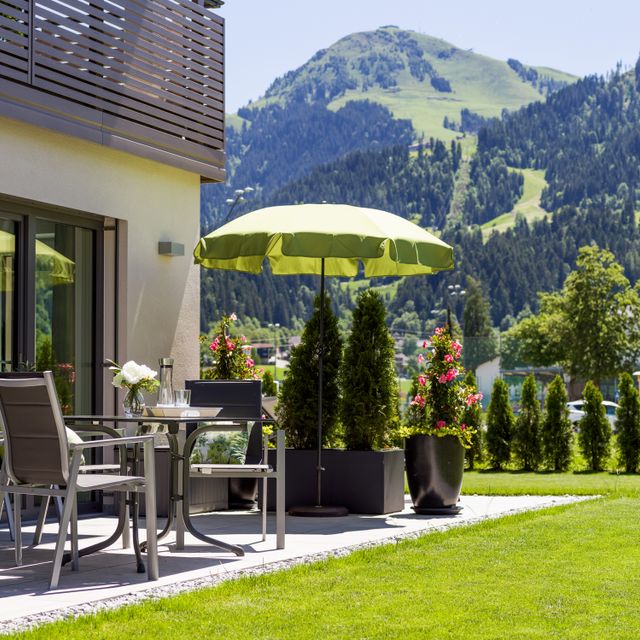 APART deluxe Garten-Suite Terrasse mit Blick auf die Hohe Salve