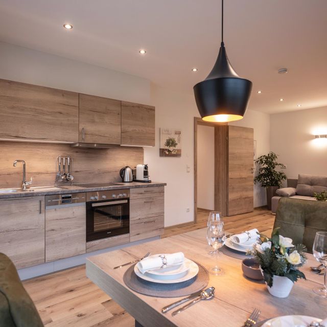 APART deluxe Garten-Suite mit Küche und Wohnraum