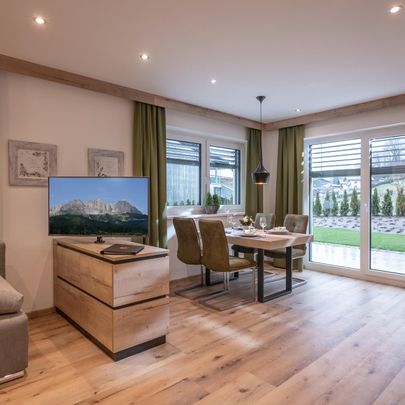APART deluxe Garten-Suite Top Wohnraum mit Küche