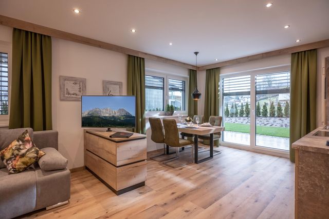 APART deluxe Garten-Suite Top Wohnraum mit Küche