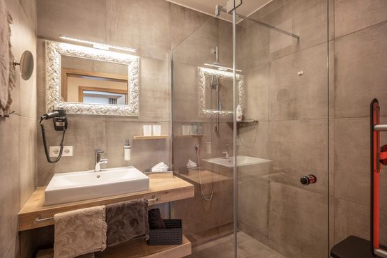 Jede Wohnung verfügt über eine Dusche mit Infrarotkabine