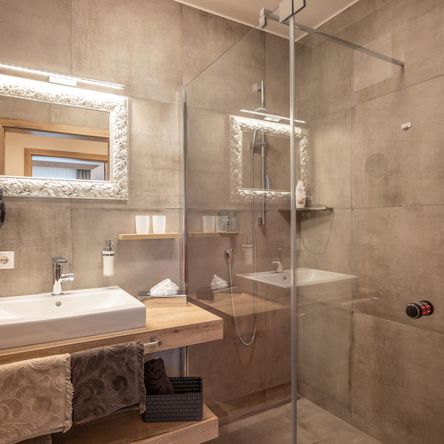 bathrooms, one of which is equipped with an infrared cabin
